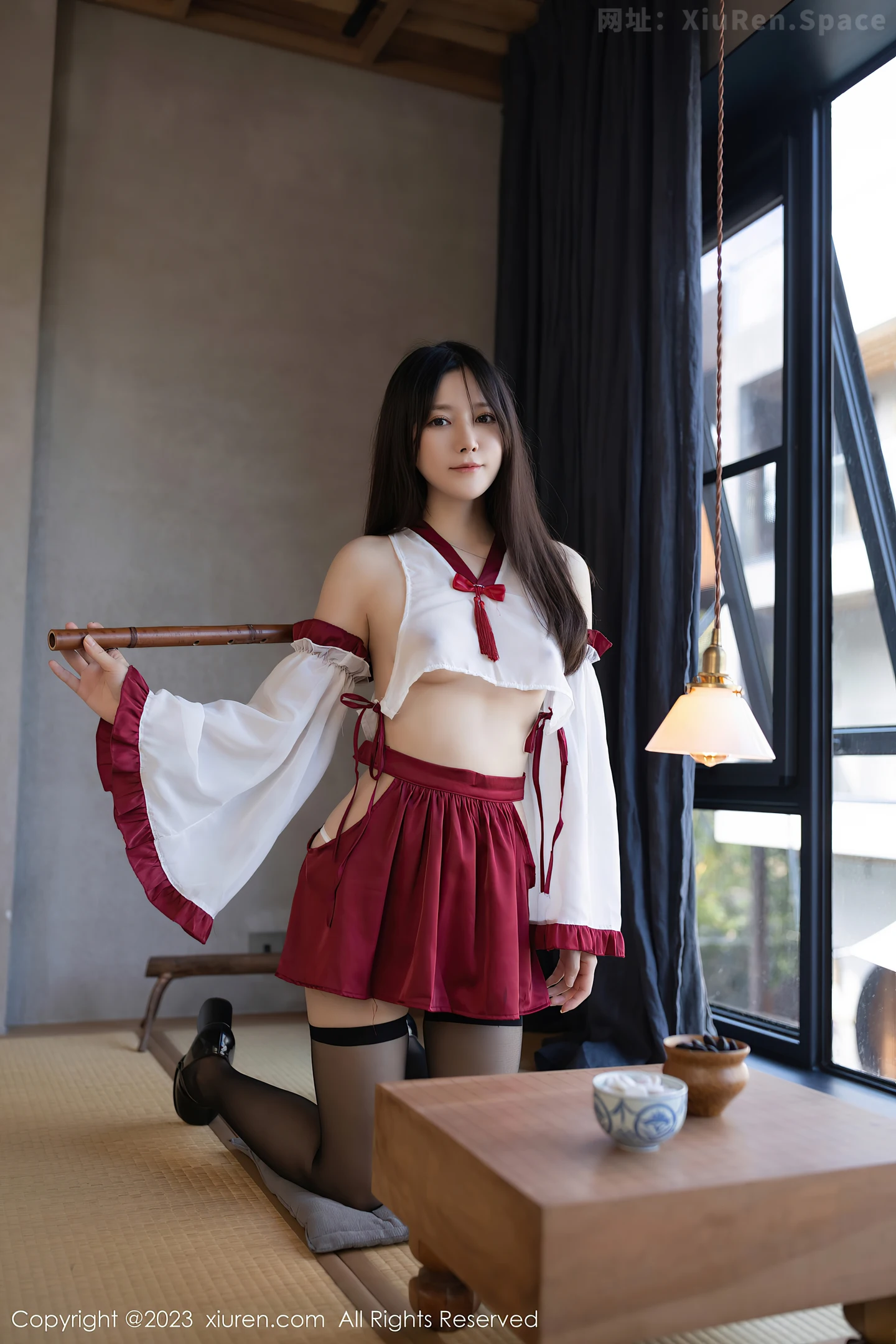 图片[2]-[XiuRen秀人网]2023.04.14 VOL.6579 鱼子酱Fish 白色透视情趣上衣与红色短裙加黑丝美腿性感私房写真集-秀人网官方网站